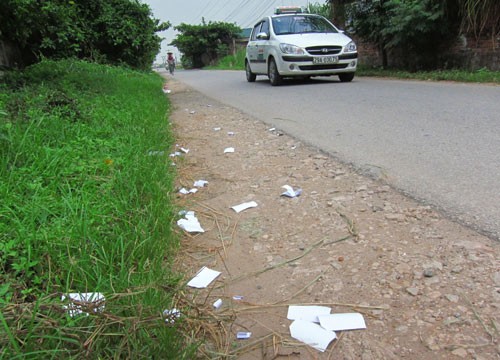 Phao vứt la liệt ở đường cái lớn gần Trường THPT Tân Lập - Ảnh: Đan Hạ